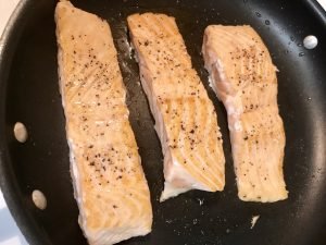 Salt_pepper_seasoned_salmon_fillets_grilled_stovetop