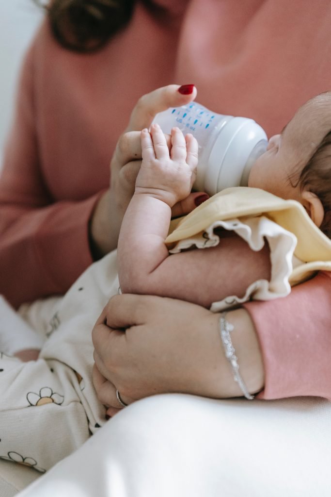 mom guilt mother-feeding-newborn-baby-7282318/